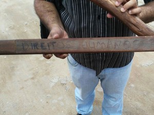 Cacetete com inscrições foi encontrado pelo Conselho de Direitos Humanos da Paraíba (Foto: Divulgação/MPF-PB) Cacetete com inscrições foi encontrado pelo Conselho de Direitos Humanos da Paraíba (Foto: Divulgação/MPF-PB)