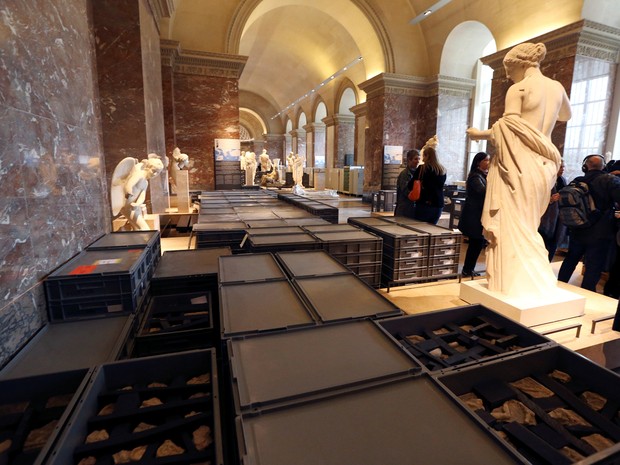 Museus do Louvre e de Orsay, em Paris, mudaram de lugar obras de arte armazenadas em depósitos subterrâneos (Foto: John Schults/Reuters)