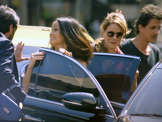 Cris tira onda com carro e motorista (Foto: Gshow)