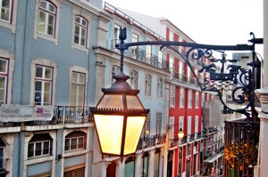 Moro num prédio antigo de Lisboa, com estilo que nós, brasileiros, chamamos de colonial (Foto: sxc.hu)