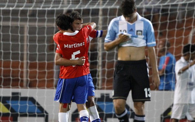 Chilenos comemoram o gol da vitória sobre a Argentina (Foto: AFP)