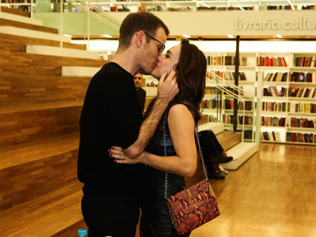 Gabriela Duarte e o marido, Jairo Goldflus, em livraria em São Paulo (Foto: Manuela Scarpa/ Foto Rio News)