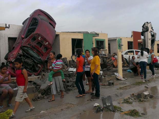 Carros de Ciudad Acuña, no México, foram parar nos telhados das casas depois da passagem de um tornado nesta segunda-feira (25) (Foto: REUTERS/Ramiro Gomez)