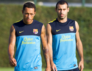 Adriano e Mascherano em treino do Barcelona (Foto: EFE)