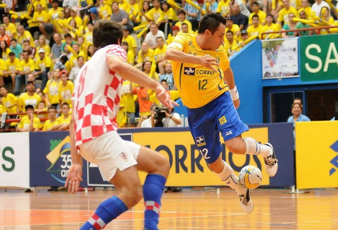 Falcão aplica uma lambreta no duelo entre Brasil e Croácia pela Copa Intercontinental de Futsal, em Caxias do Sul (RS) (Foto: Luciano Bergamaschi/CBFS)