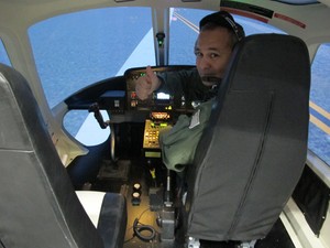 Piloto treina em simulador (Foto: Kleber Tomaz / G1)