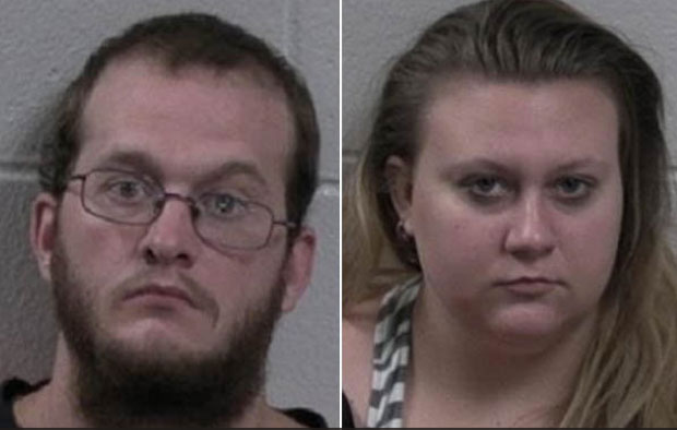  Timothy Savoy (esq) e Christopher Buckner foram presos acusados de incesto (Foto: Effingham County Sheriff Office)