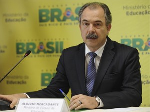 O ministro Aloizio Mercadante, em entrevista em Brasília nesta quinta (Foto: Elza Fiuza/ABr)