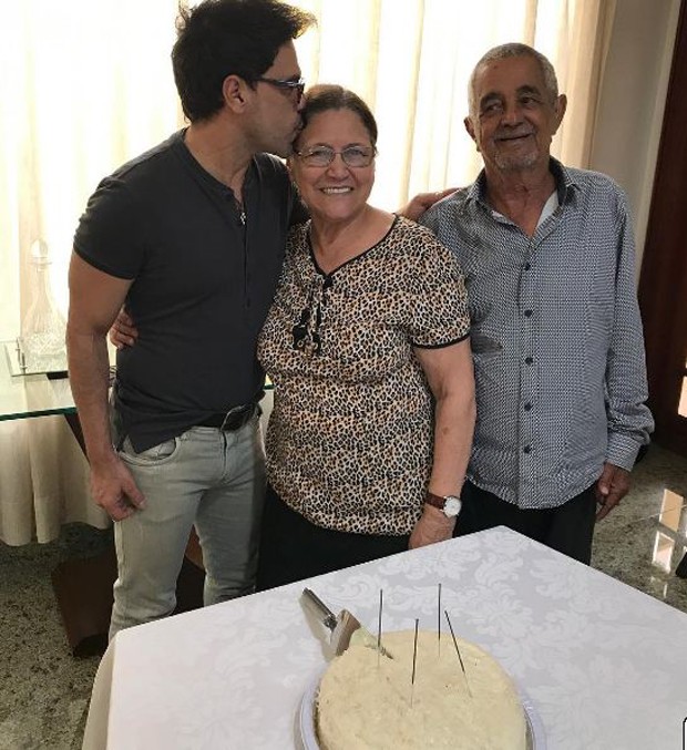 Zezé Di Camargo, Dona Helena e senhor Francisco (Foto: Reprodução/Instagram)