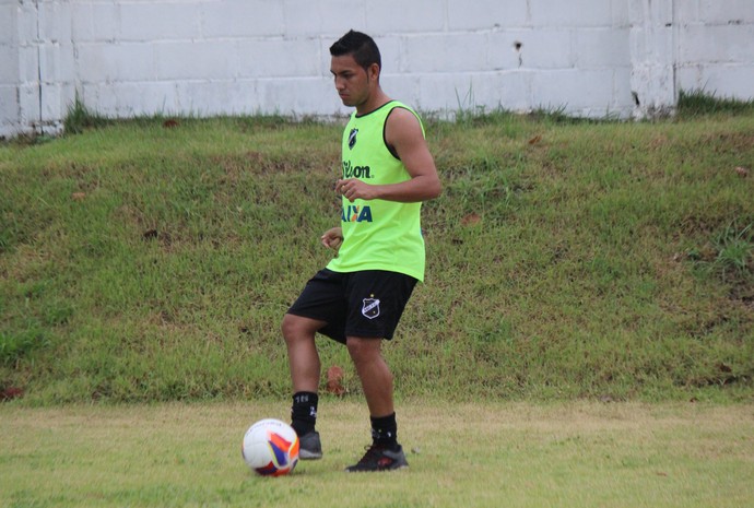 Alex Ruan lateral-esquerdo do ABC (Foto: Andrei Torres/ABC)