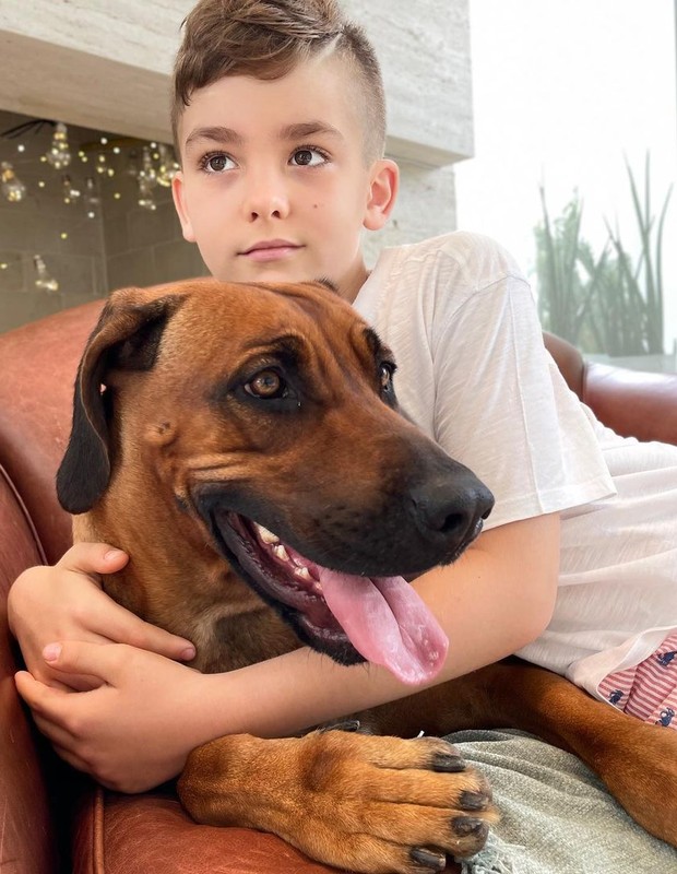 Filho de Ana Hickmann posa com cachorro (Foto: Reprodução/Instagram ) Filho de Ana Hickmann posa com cachorro (Foto: Reprodução/Instagram )