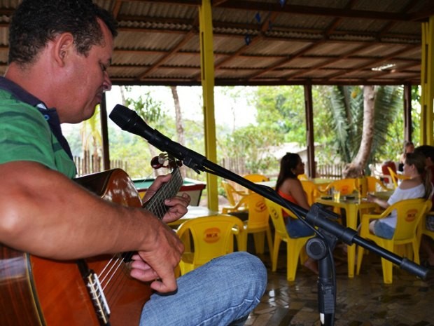 Grego toca há 24 anos em bares e restaurantes de Ji-Paraná (Foto: Priscila Lima/G1) Grego toca há 24 anos em bares e restaurantes de Ji-Paraná (Foto: Priscila Lima/G1)