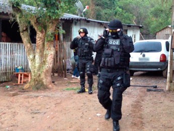 Policiais entram em localidade para cumpirir mandados (Foto: Fábio Almeida/RBS TV)