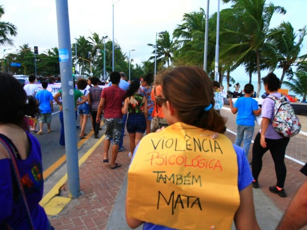 Mulheres levaram cartazes para protestar contra a violência (Foto: Waldson Costa/G1)
