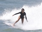 Daniele Suzuki surfa com a família em praia do Rio