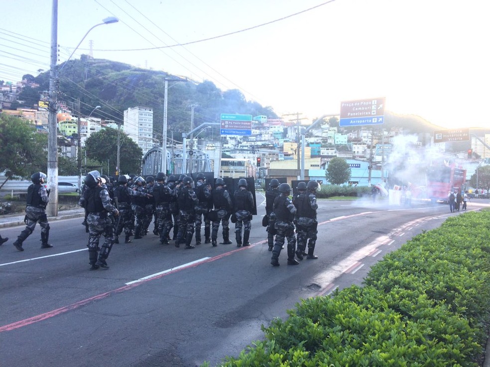 Conflito entre policiais e manifestantes em frente à Rodoviária de Vitória (Foto: Kaíque Dias/ CBN Vitória)