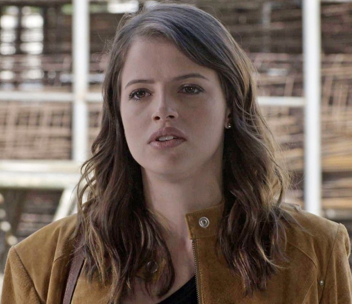 Camila consegue uma pista para investigar a explosão do Grand Bazzar (Foto: TV Globo) Camila consegue uma pista para investigar a explosão do Grand Bazzar (Foto: TV Globo)