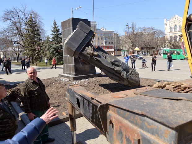 Moradores de Kharkiv removem estátua em homenagem a Nikolai Rudnev, construída em honra à extinta União Soviética (Foto: Sergei Bobok/AFP)