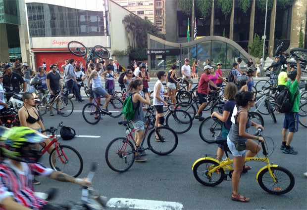 Dezenas de pessoas protestam contra atropelamento de ciclista na Avenida Paulista (Foto: Cauê Fabiano/G1)