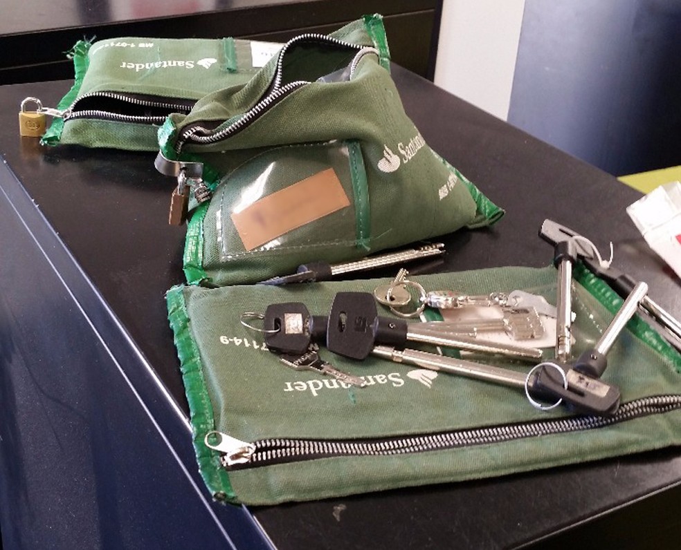 Criminosos pegaram sacos com moedas da agência, mas os deixaram no estabelecimento, segundo o delegado (Foto: Polícia Civil/Cedida)