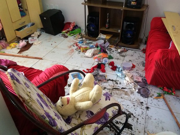 A casa ficou revirada após agressões em Santa Rita (Foto: Walter Paparazzo/G1) A casa ficou revirada após agressões em Santa Rita (Foto: Walter Paparazzo/G1)