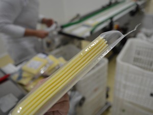 Atmosfera modificada, injeta gás que conserva o produto e não deixa grudar, como o queijo em fatias (Foto: Andreia Gonzales/G1)