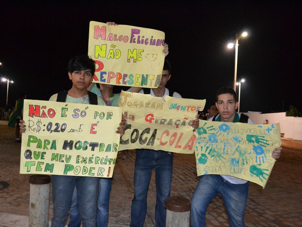 estudantes exibem cartazes na manifestação desta sexta-feira (21) (Foto: Andre Teixeira/G1)