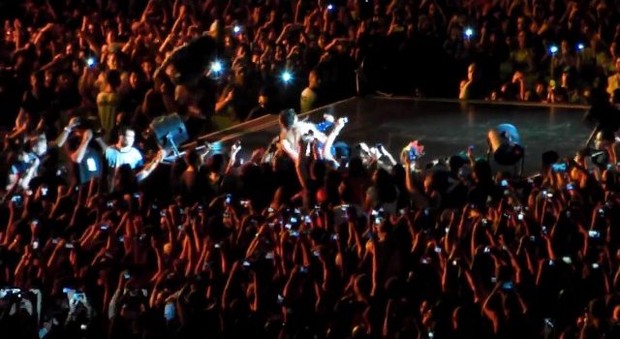 3 Beyoncé é puxada por fã durante show em São Paulo (Foto: Youtube / Reprodução)