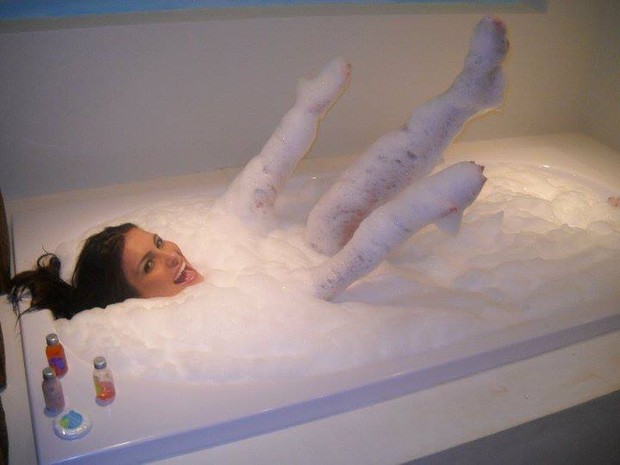 Ex-BBB Kamilla se diverte em banho de banheira (Foto: Instagram/ Reprodução)