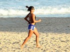 Anna Lima corre de shortinho em praia do Rio