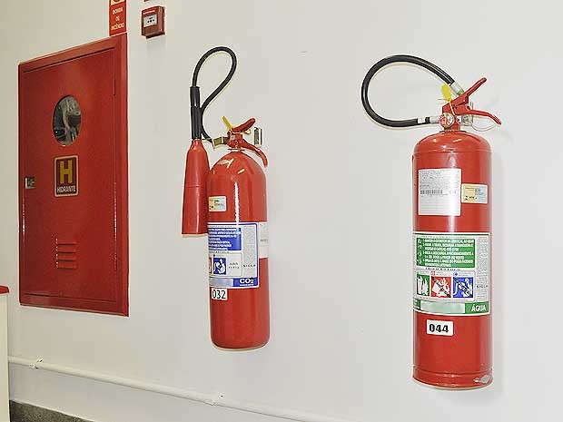 Rótulo de extintor de incêndio mostra composição e uso adequado do material (Foto: Isabela Leite/G1 Campinas)