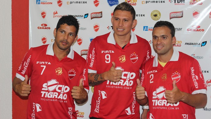 Rico, Rafael Oliveira e Boiadeiro - Vila Nova (Foto: Fernando Vasconcelos / Globoesporte.com)