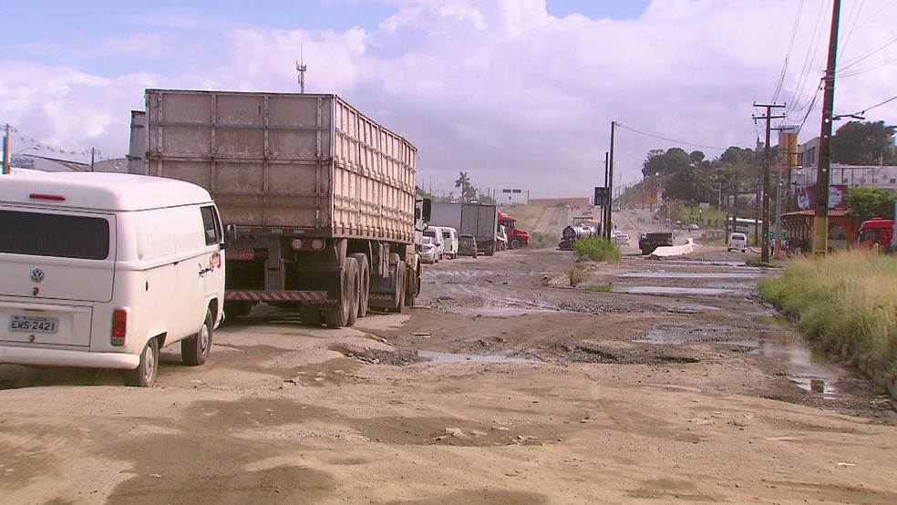 Com os buracos, tempo das viagens feitas por motoristas que trafegam na BR-101, em Jaboatão, aumentou (Foto: Reprodução/TV Globo)