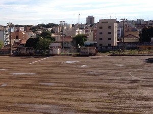 Campo teve limpeza concluída e espera pela continuidade do projeto  (Foto: Pablo Caires/Inter TV Grande Minas)