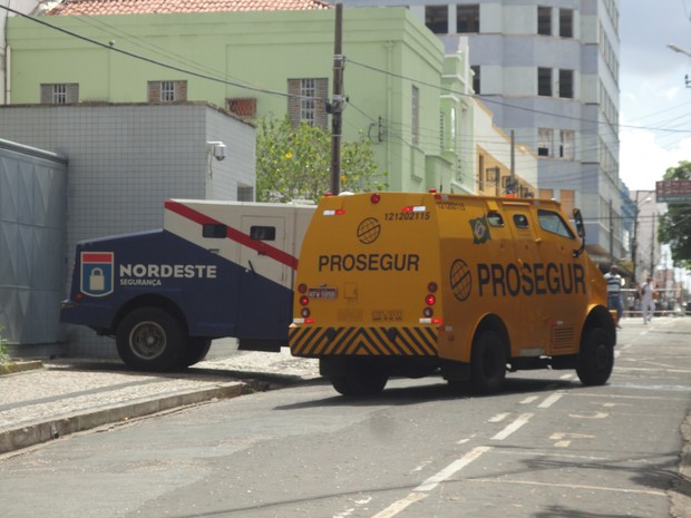 Carros fortes chegaram ao Banco do Brasil por volta de 13hs (Foto: Gilcilene Araújo/G1)