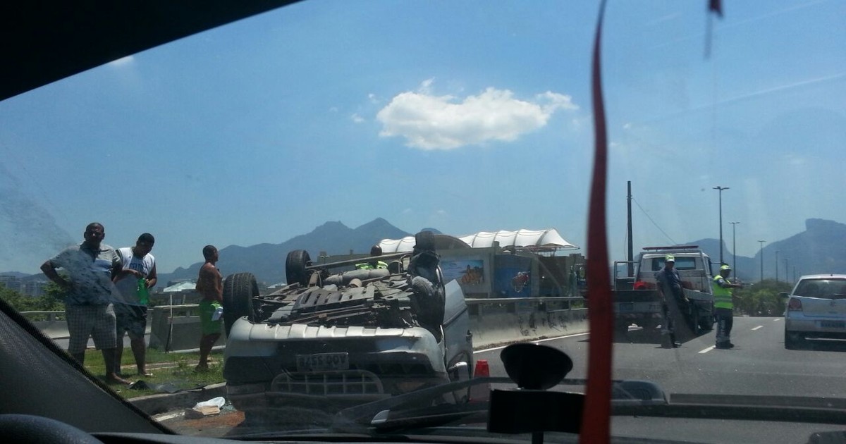 G Carro Capota E Cinco Ficam Feridos Em Acidente Na Av Das Am Ricas