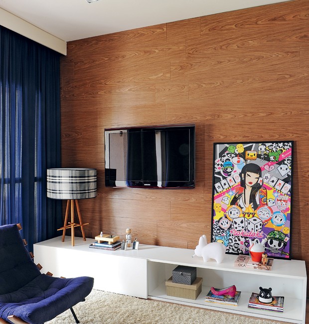 Para dar profundidade à sala, a parede da TV ganhou revestimento de Sala De Tv Com Revestimento ~ Para dar profundidade à sala, a parede da TV ganhou revestimento de