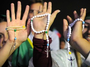 Peregrinos mostram terço que levam no primeiro dia da JMJ (Foto: Alexandre Durão/G1)