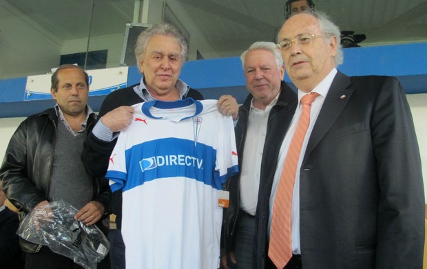 Juvenal Juvêncio, presidente do São Paulo, recebe camisa da Universidad Católica (Foto: Marcelo Prado / globoesporte.com)