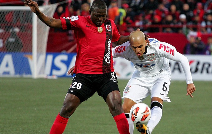 Fabio Santos e Riascos, Tijuana x Corinthians (Foto: EFE)