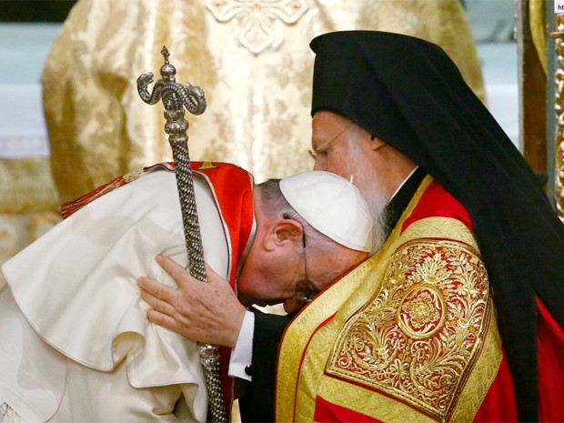 Papa Francisco com o patriarca ecumnico Bartolomeu I  (Foto: Reuters)