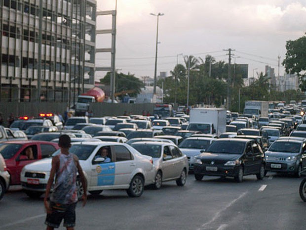 Trânsito na Agamenon foi bloqueado no sentido Recife-Olinda (Foto: Indira Mallmann / Acervo Pessoal)