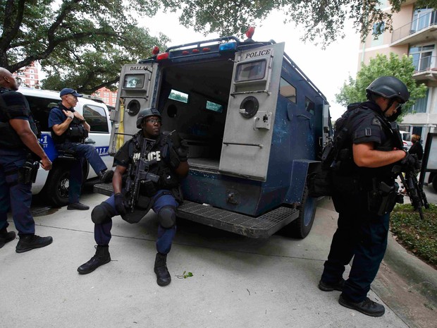 Membros da polícia e da SWAT são vistos em frente a um prédio do Departamento de Polícia de Dallas, no sábado (9) (Foto: Reuters/Carlo Allegri) Membros da polícia e da SWAT são vistos em frente a um prédio do Departamento de Polícia de Dallas, no sábado (9) (Foto: Reuters/Carlo Allegri)