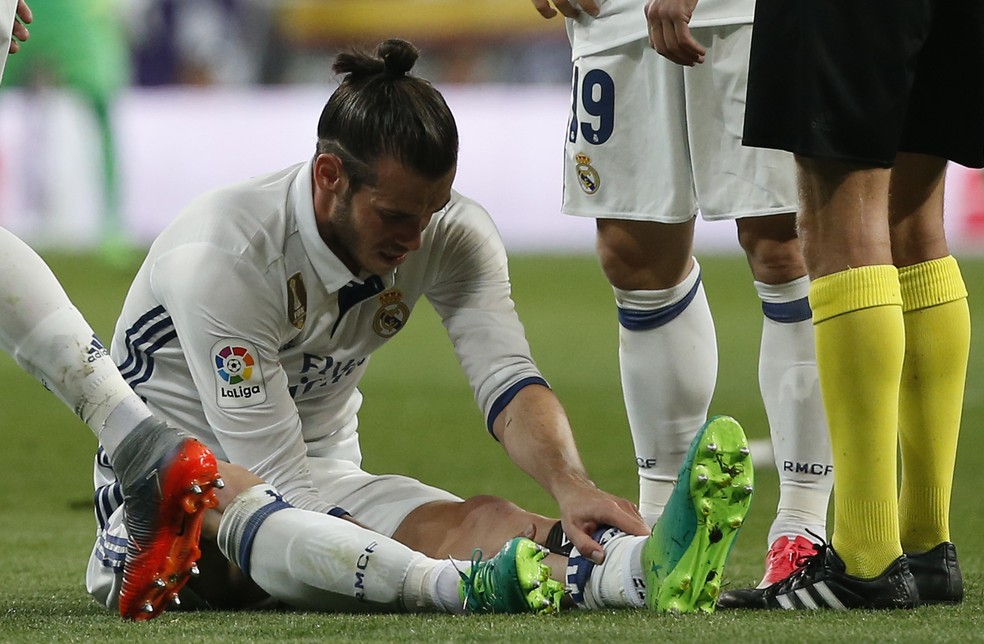 Gareth Bale se machuca durante clássico com Barcelona: 17 lesões desde que chegou ao Real Madrid (Foto: Reuters / Susana Vera)