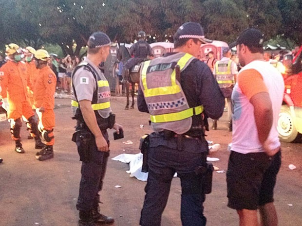 Policiais militares e bombeiros próximos ao corpo de homem morto a tiros em festa de pré-Carnaval em Brasília (Foto: Corpo de Bombeiros DF/Divulgação)