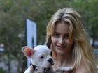 Yasmin Brunet posa com animal de estimação em evento no Rio