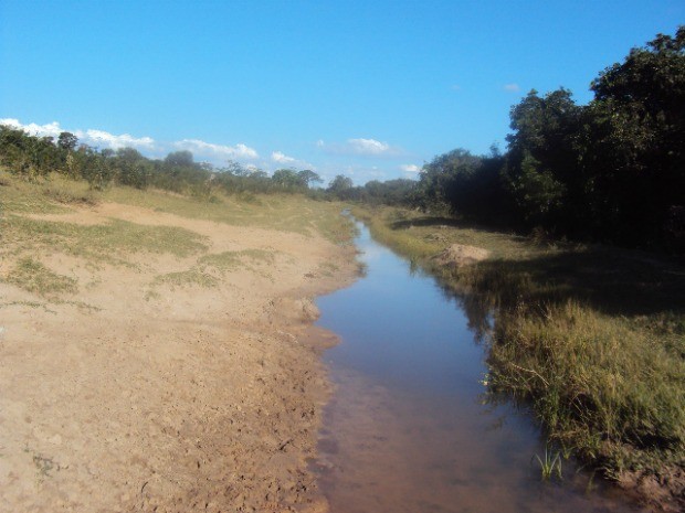 Fazendeiro desviou córrego para que água passasse em sua propriedade (Foto: Divulgação/PMA)