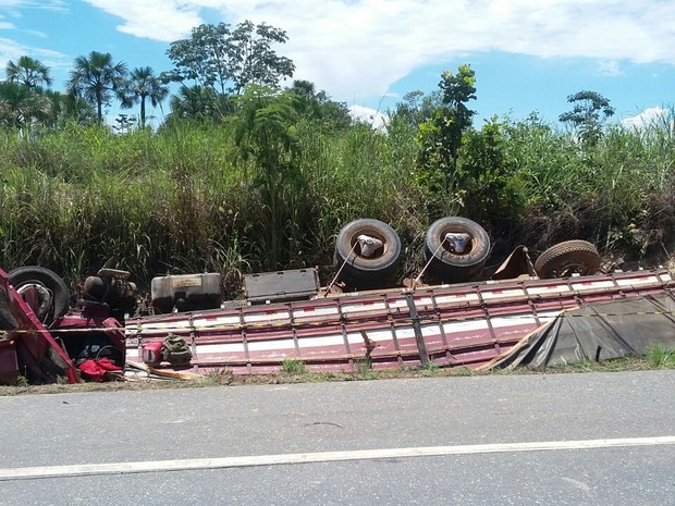 Mãe e filho morrem após caminhão sair da pista e capotar na BR-414 em Goiás (Foto: Divulgação/PRF)