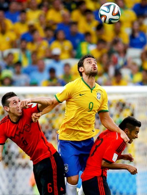 Fred no jogo Brasil x México (Foto: Reuters)
