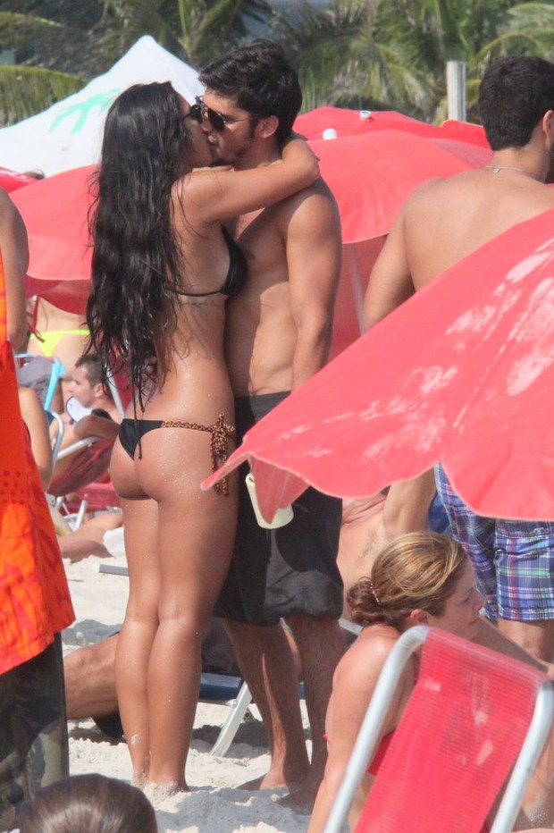 Bruno Gissoni curte tarde de sol coma namorada na praia da Barra da Tijuca, RJ (Foto: Gabriel Rangel / Agnews)